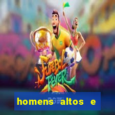 homens altos e magros pelados